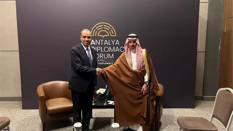 وزير الخارجية ونظيره السعودي يناقشان المفاوضات الأمريكية الإيرانية