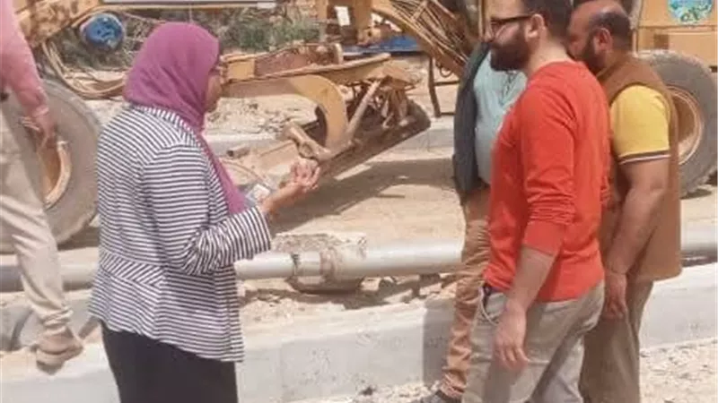 رئيس حي فيصل بالسويس تتابع أعمال رصف الطرق بمدينة الصباح