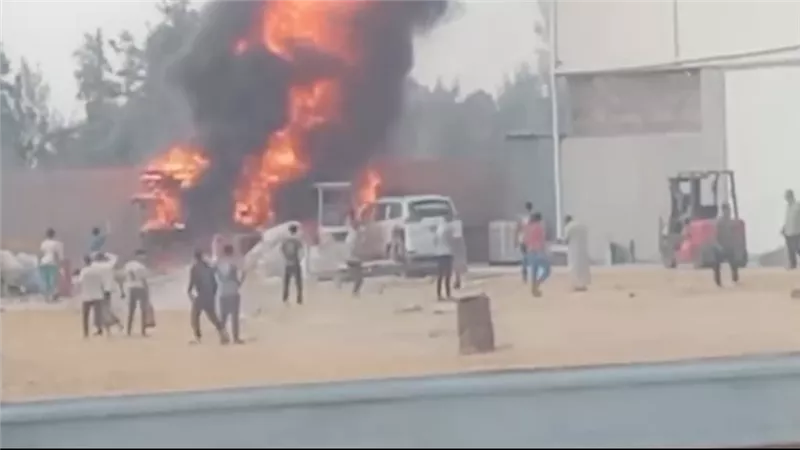 اندلاع حريق هائل في منشأة صناعية بمنطقة الروبيكي بالعاشر من رمضان