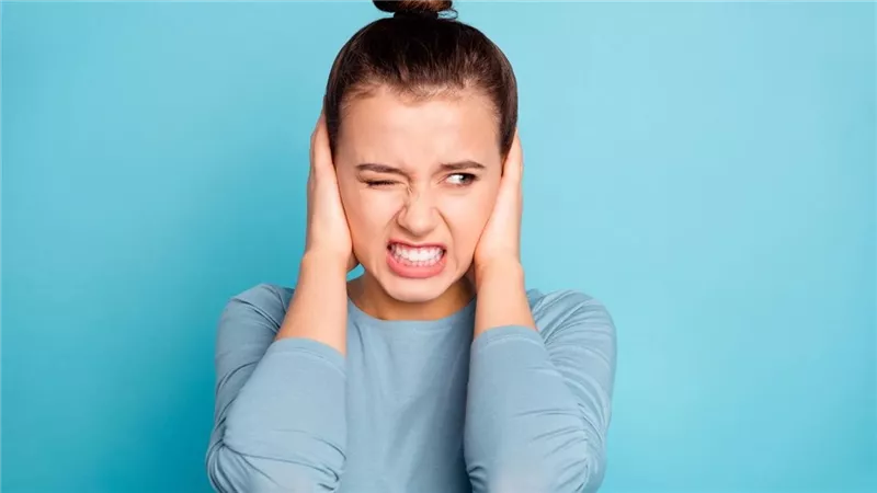 هل يثير صوت المضغ غضبك؟ العلم يكشف علاقة الميسوفونيا بالصحة النفسية