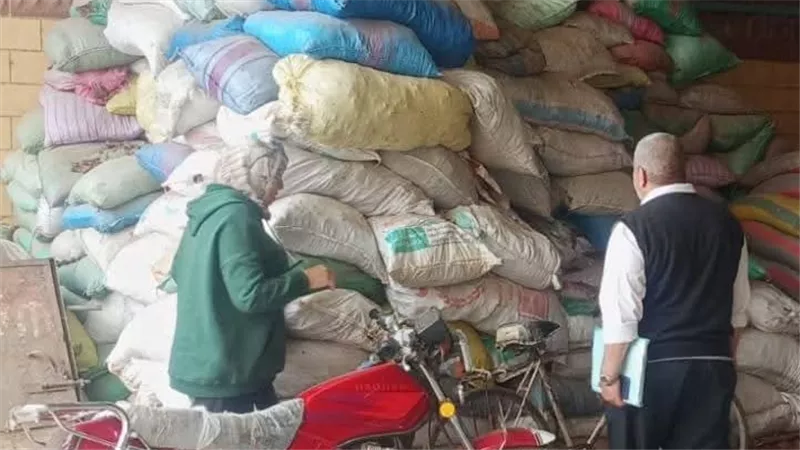 ضبط 7 أطنان أعلاف مجهولة المصدر داخل كيان صناعي بقويسنا
