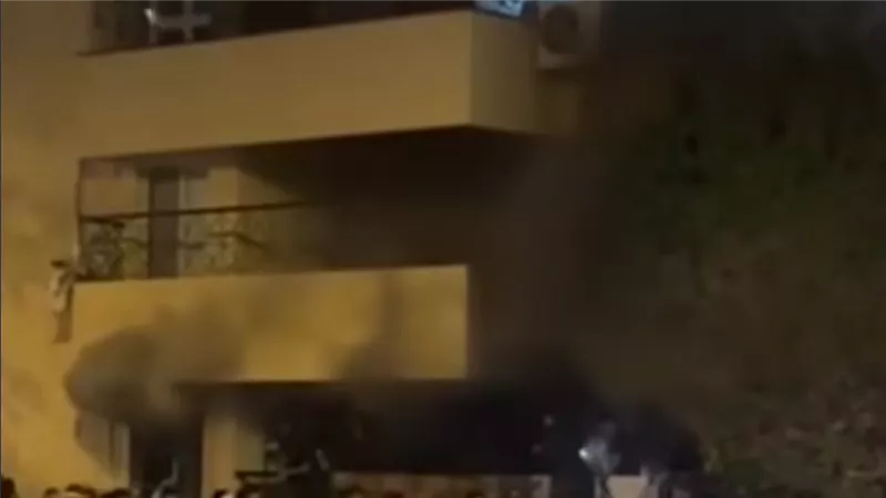 نشوب حريق بالطابق الأرضي بأحد العقارات بالقاهرة الجديدة 