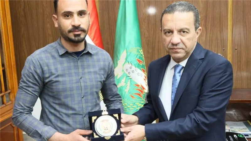 محافظ المنوفية يكرم أحمد البرماوي تقديراً لشجاعته في إنقاذ فتاة من الغرق 