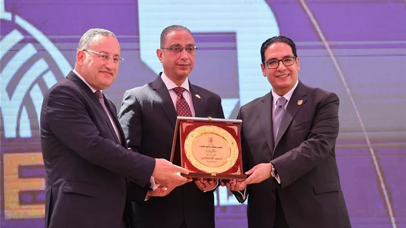 وزير التعليم العالي ومحافظ الجيزة يفتتحان ملتقى التوظيف بجامعة القاهرة 2026