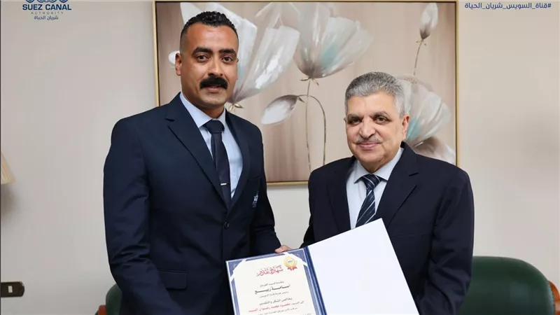 تقديرا لأمانته.. قناة السويس تكرم مراقب أمن بمرفق معديات بورسعيد (تفاصيل)