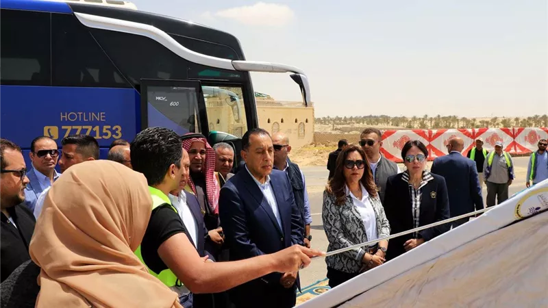 رئيس الوزراء يتفقد مشروع القطار التنموي ضمن ممر العريش/طابا