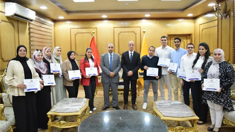 رئيس جامعة بني سويف يلتقي بعدد من شباب الباحثين اجتازوا برنامج تدريبي