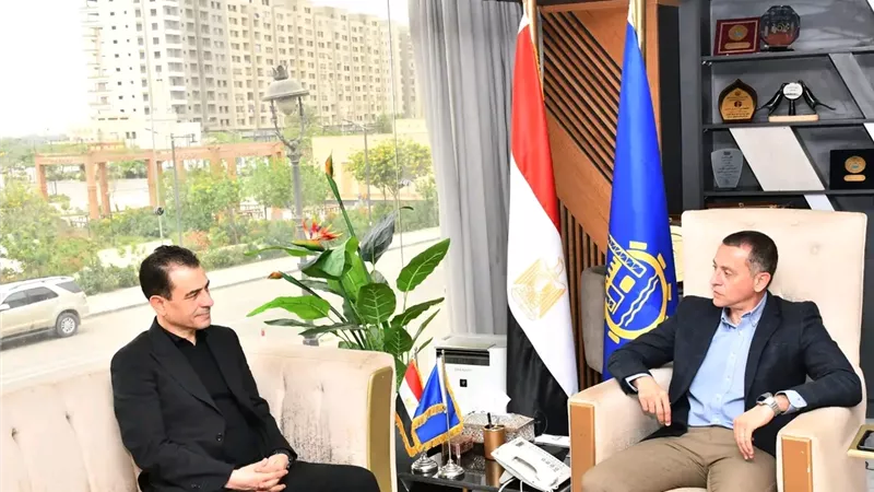 محافظ أسوان ورئيس قصور الثقافة يبحثان توسيع الأنشطة الفنية 