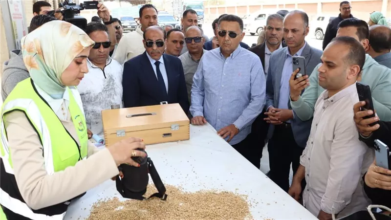 محافظ القليوبية يتفقد منظومة توريد القمح ببنها ويؤكد: توريد 45 طنا حتى أمس