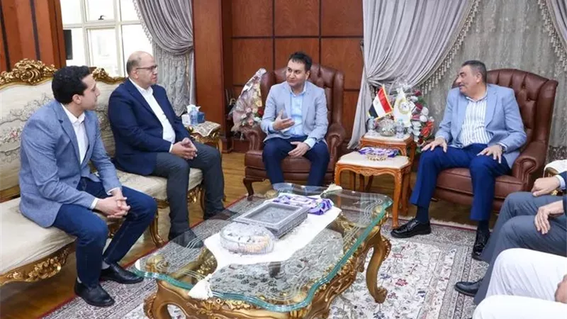 ميناء دمياط يبحث تعزيز التعاون مع «هاباج لويد» واستقطاب استثمارات جديدة