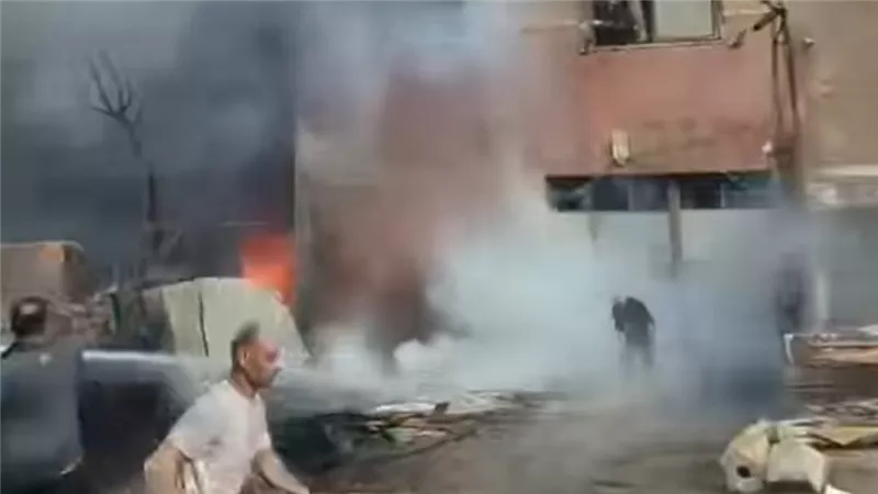 الاستماع لشهود العيان وفصل التيار الكهربائي بموقع حريق مدينة نصر
