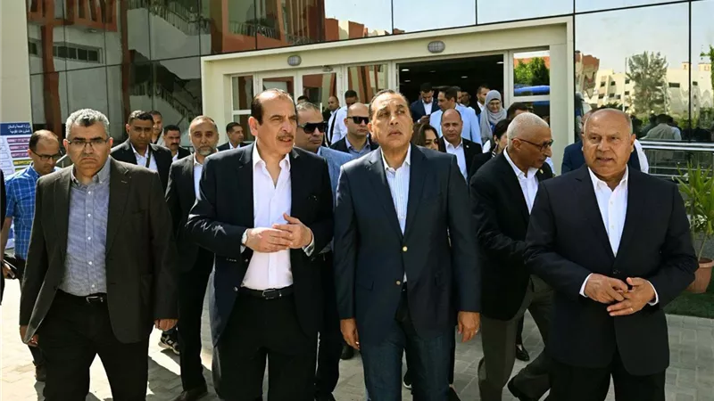 رئيس الوزراء يتفقد مبنى الغسيل الكلوي الجديد بمستشفى العريش العام