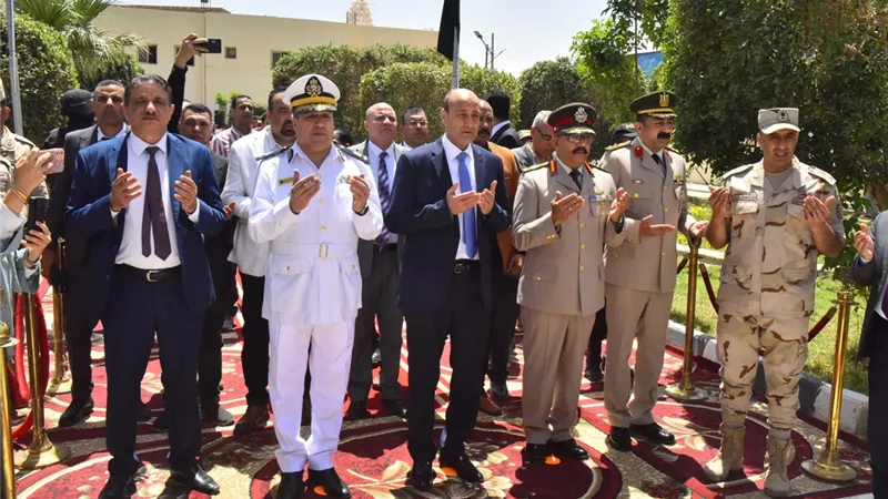محافظ أسيوط يضع إكليل زهور على النصب التذكاري للشهداء في العيد القومي