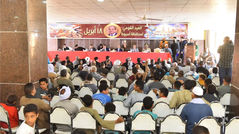 «حياة كريمة» في قلب الحوار.. محافظ أسيوط يستعرض إنجازات التنمية أمام المواطنين