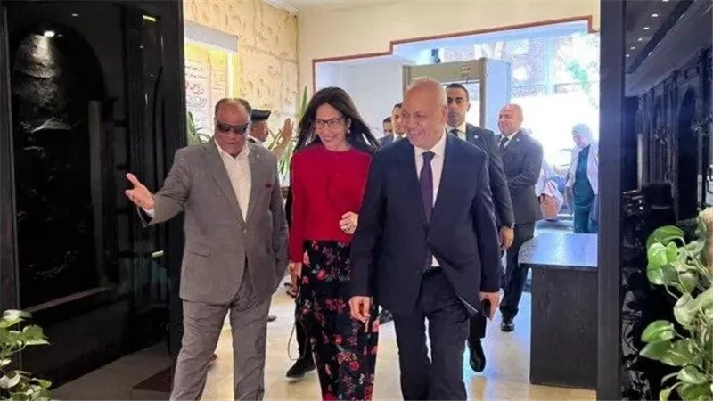 وزيرة الثقافة تتفقد قصر ثقافة قنا وتؤكد تطوير الأنشطة وجذب الشباب