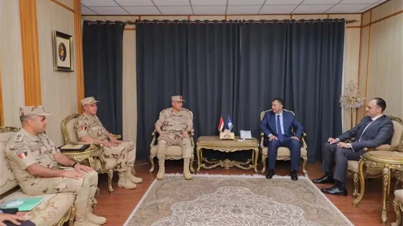 محافظ دمياط يستقبل مدير جمعية المحاربين القدماء لبحث دعم أسر الشهداء