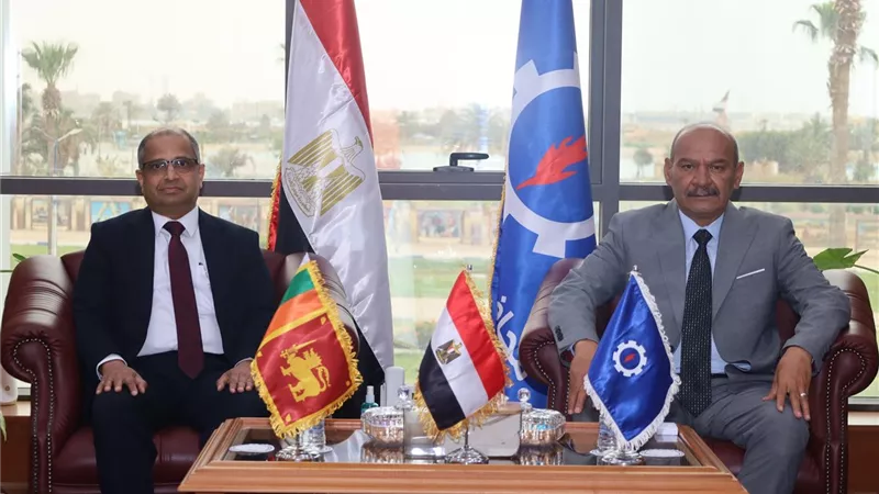 محافظ السويس يبحث مع سفير سريلانكا تعزيز التعاون الاستثماري والتجاري
