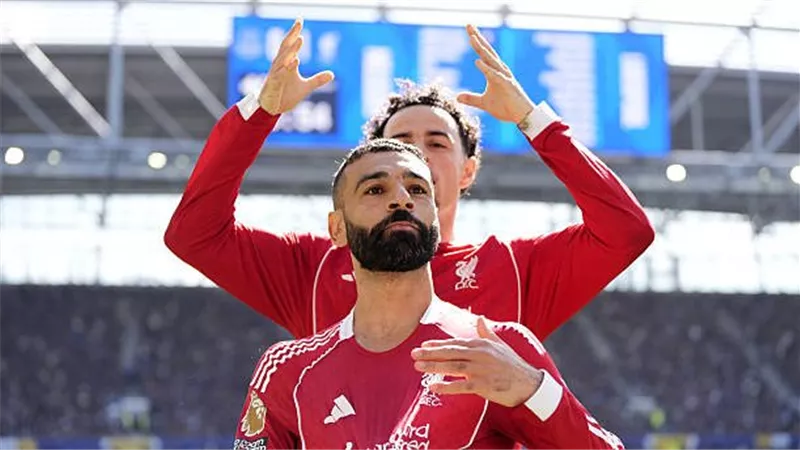 «بلومبرج» تمازح وزير الاستثمار: إلى أين سيذهب محمد صلاح؟