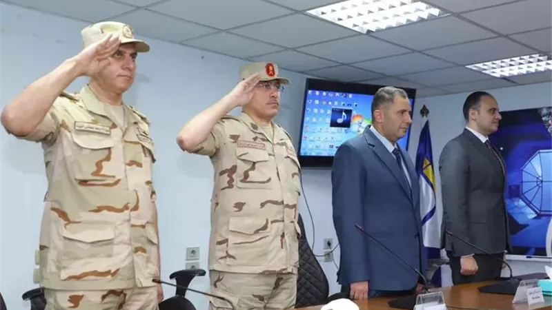 محافظ دمياط ومدير جمعية المحاربين القدماء وضحايا الحرب يكرمان أسر الشهداء 