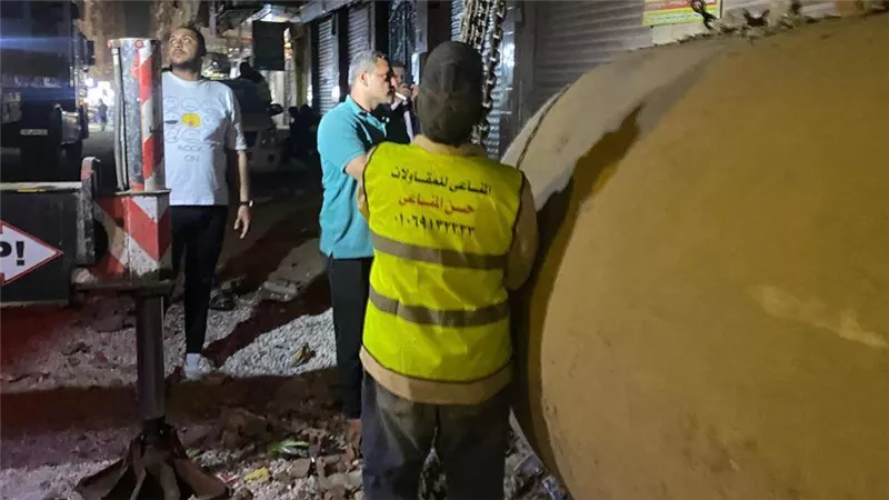 رئيس حي السلام أول يوجه برفع ماسورة صرف صحي عمومية بشارع 15