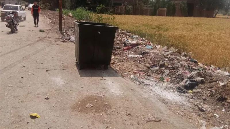 رفع القمامة من قرية شوبك بسطة بأمر محافظ الشرقية استجابة للشكاوى