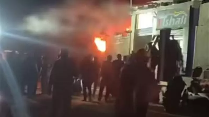 اندلاع حريق هائل بمخزن كماليات سيارات شرق نفق شارع البحر بإدكو