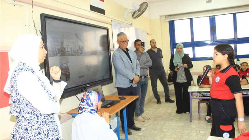عبر شبكة الفيديوكونفرانس.. مدير تعليم سوهاج يشهد حوار دولي بين طلاب طهطا وأوسا