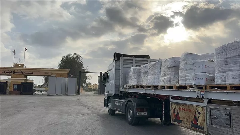 الهلال الأحمر يدفع بقافلة «زاد العزة» الـ180 من المساعدات لدعم أهالي غزة