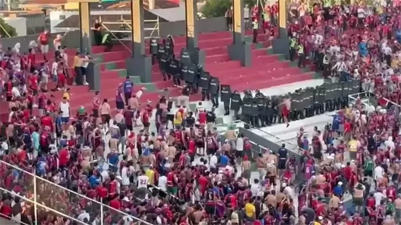 ملعب يتحول إلى ساحة اشتباك.. نهاية كارثية لقمة أوليمبيا وسيرو بورتينو