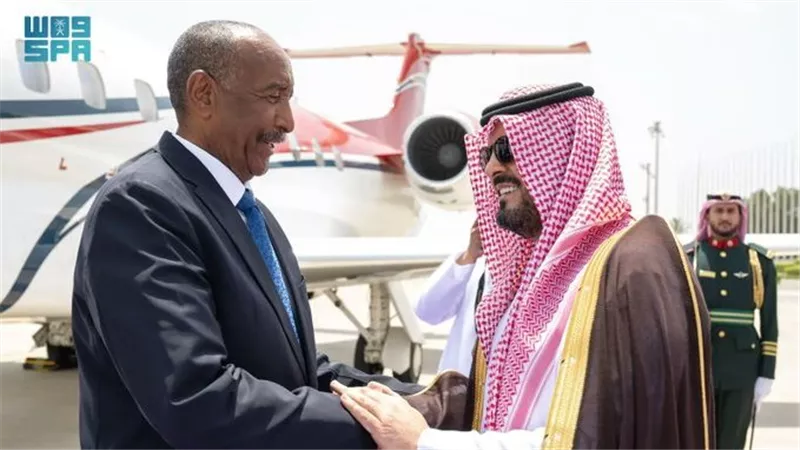 رئيس مجلس السيادة السوداني يصل جدة ويلتقي ولي العهد السعودي