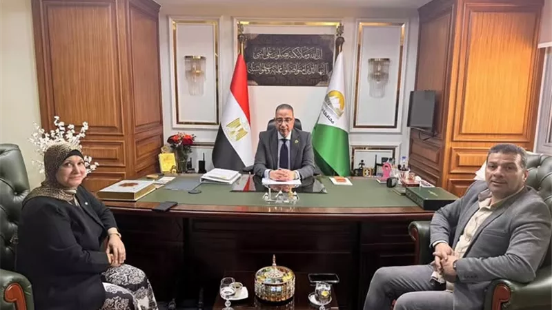 محافظ الجيزة يبحث مع نقيب التمريض دعم الكوادر التمريضية وتحسين بيئة العمل
