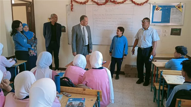 مدير تعليم أسيوط يتابع الانضباط المدرسى بمدرستى النهضة وشمال الجامعة