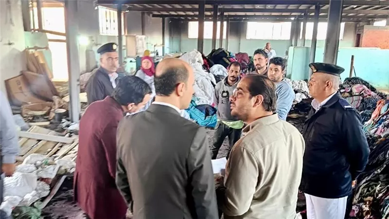 النيابة الإدارية تعاين موقع حريق مصنع مفروشات المحلة وتكشف مخالفات في التراخيص