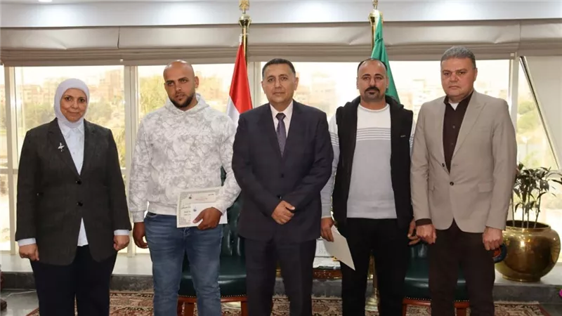 محافظ القليوبية يُكرم سائقي اللوادر لدورهما في إخمادحريق مصانع القناطر الخيرية