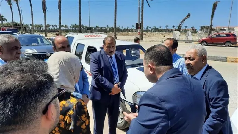 محافظ دمياط يتابع ميدانيًا أعمال خط المياه الناقل بطريق رأس البر الغربي