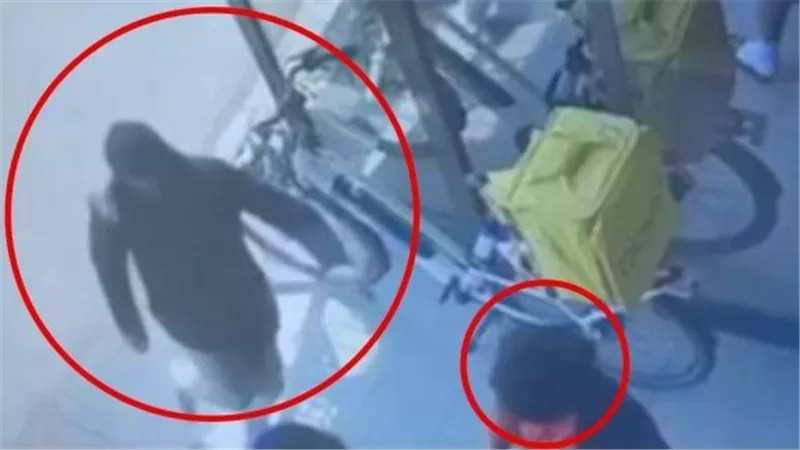 جريمة انتقام في إيطاليا.. كاميرات المراقبة توثق لحظة طعن شاب مصري لمواطنه