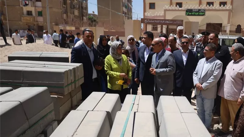 محافظ السويس يتفقد تطوير عمارات الدلتا بحي فيصل وسط فرحة الأهالي