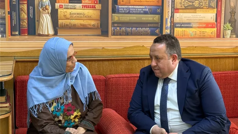 لمسة وفاء.. نقيب المهندسين يزور رائدة 