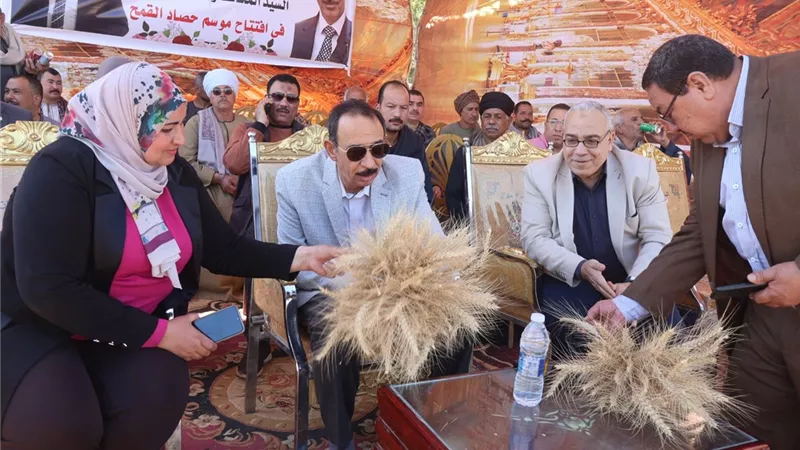 محافظ سوهاج يتفقد حصاد محصول القمح ويتابع عمليات التوريد 