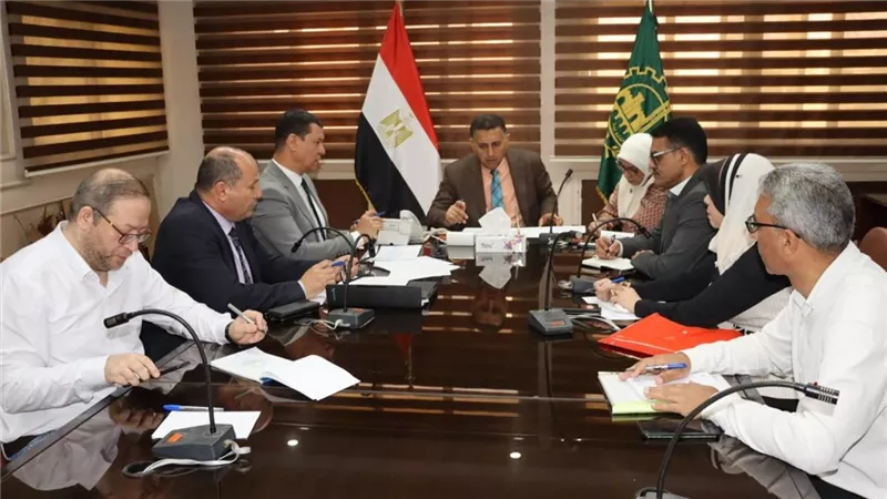 محافظ القليوبية يعقد اجتماعًا مع رئيس جهاز تنظيم النقل لبحث تطوير منظومة النقل