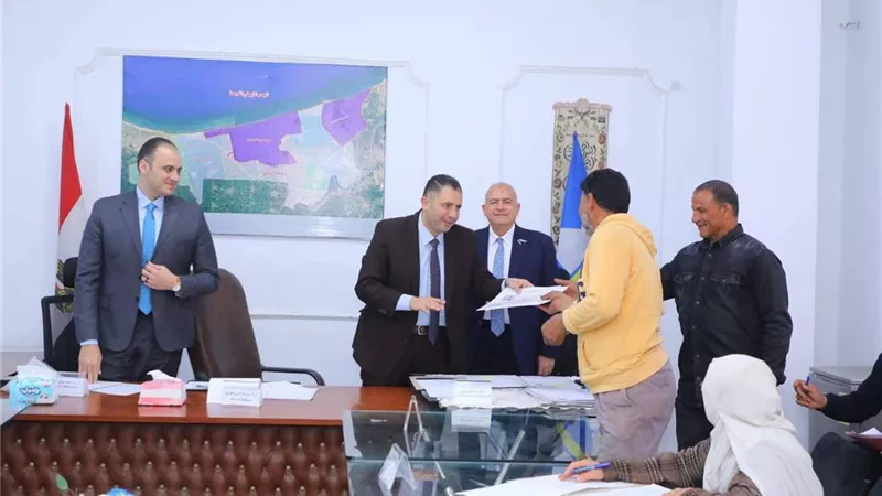 محافظ دمياط يلتقي المواطنين بكفر البطيخ لبحث الشكاوى  