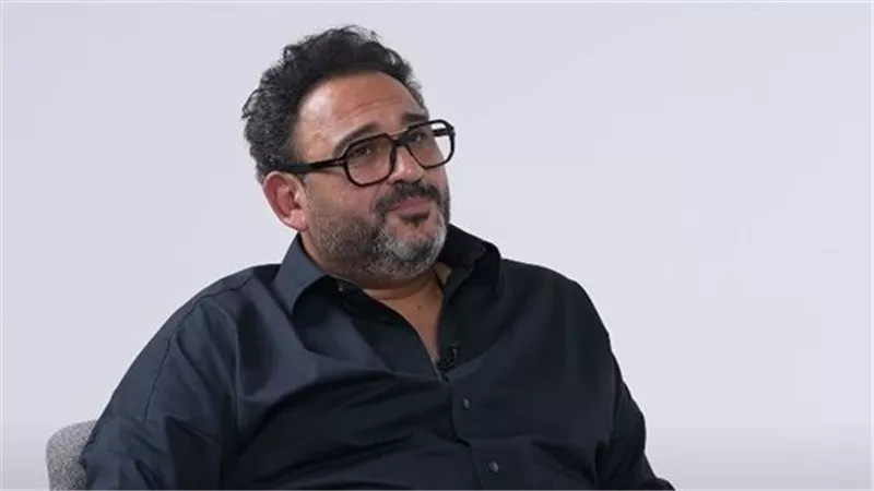 بعد جنازة شقيقها.. والدة أكرم حسني تنهار ودراسة احتمالية عدم إقامة عزاء |خاص 