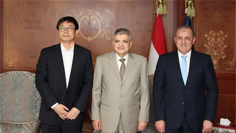 رئيس قناة السويس يبحث تعزيز التعاون المشترك مع مسؤولي «تيدا مصر»