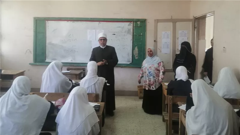 رئيس القاهرة الأزهرية يتفقد امتحانات النقل للثانوية ويتابع انتظام اللجان