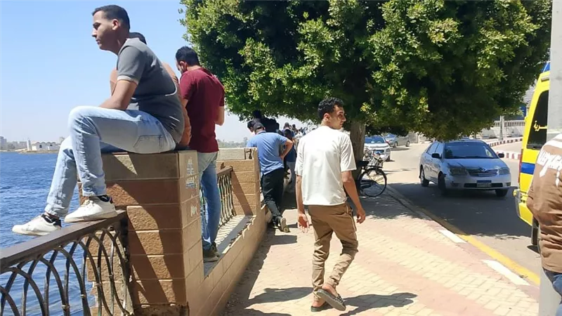 فتاة تلقي بنفسها من أعلى كوبري أخميم بسوهاج وجهود لانتشال الجثة