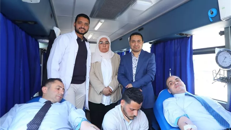 محافظ دمياط يقود المشاركة في حملة التبرع بالدم ويدعو المواطنين للاستجابة