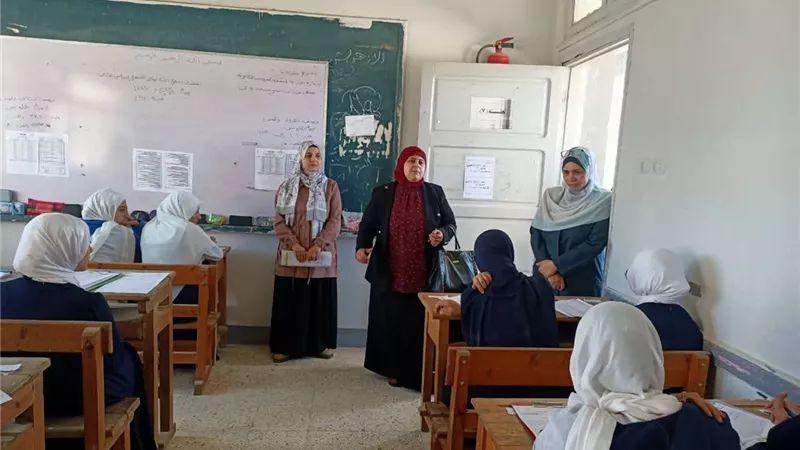 الوكيل الثقافي لمنطقة السويس الأزهرية تتابع انتظام امتحانات النقل 