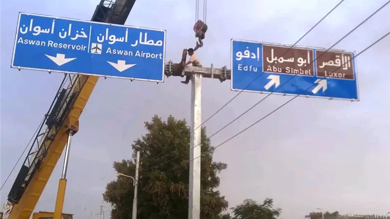 تركيب لوحات إرشادية بمداخل غرب سهيل لدعم السلامة وتنظيم الحركة المرورية