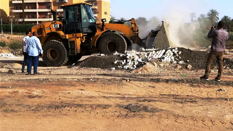 إزالة 9 حالات تعدّٕ وإشغالات بمحيط محور وكوبري خزان أسوان البديل  