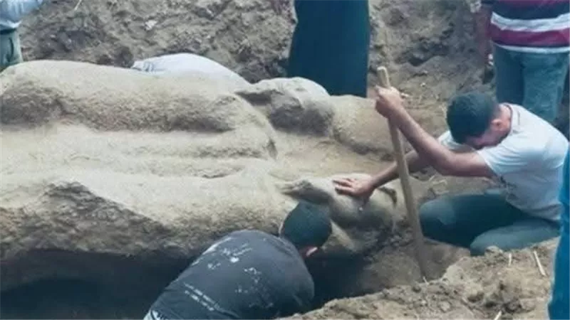 العثور على تمثال أثري ضخم في تل فرعون بمدينة الحسينية بالشرقية
